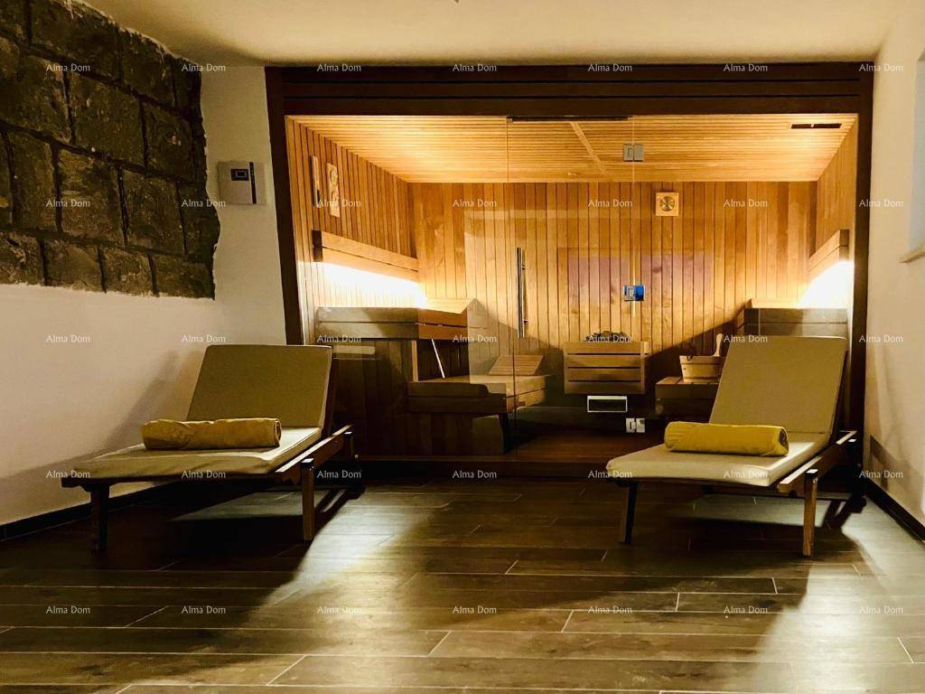 Entspannungsbereich mit Sauna und Liegen, ideal für Wellness und Erholung.