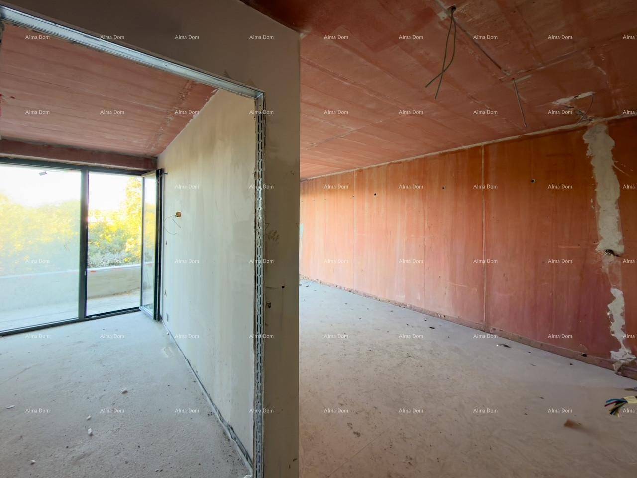 Unfertiger Innenraum mit großen Fenstern und Blick ins Grüne, bereit für den weiteren Ausbau.