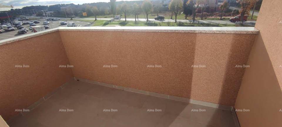 Geräumiger Balkon mit Blick auf die Straße und die grüne Umgebung.