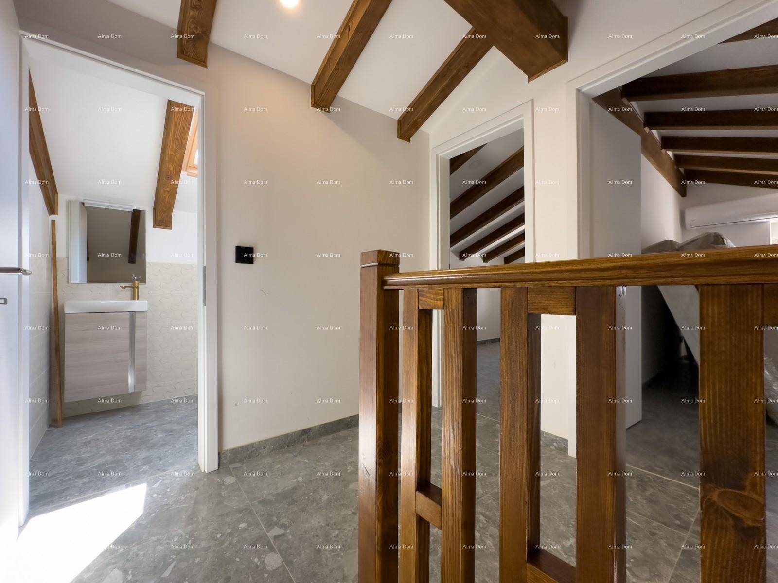 Obergeschoss-Flur mit Holzbalken und Fliesenboden, bietet Zugang zu einem modernen Badezimmer.
