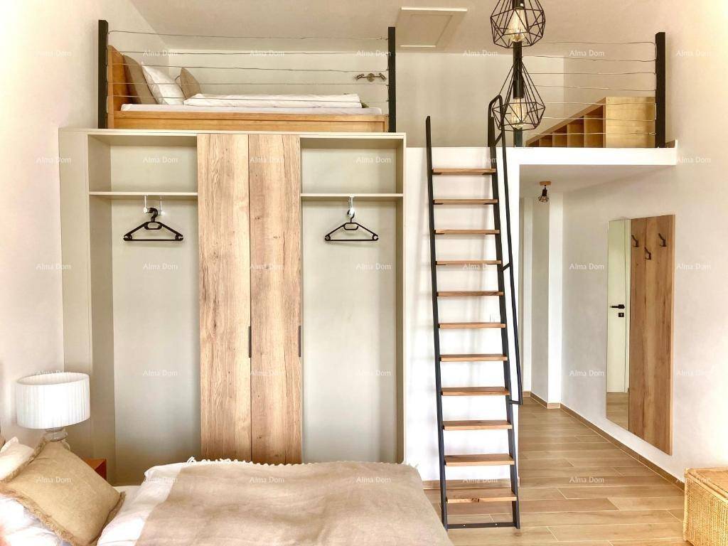 Schlafzimmer mit Hochbett und integriertem Kleiderschrank, ideal für Gäste oder Kinder.
