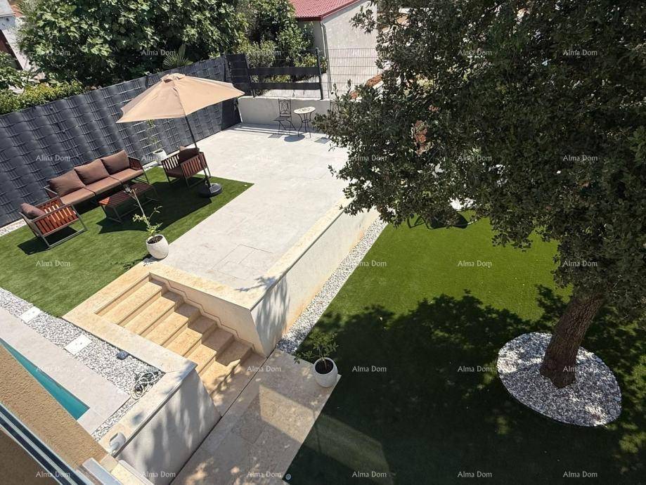 Vogelperspektive des Gartens mit Pool, Terrasse, Rasenfläche und Außentreppe, umgeben von Bäumen.