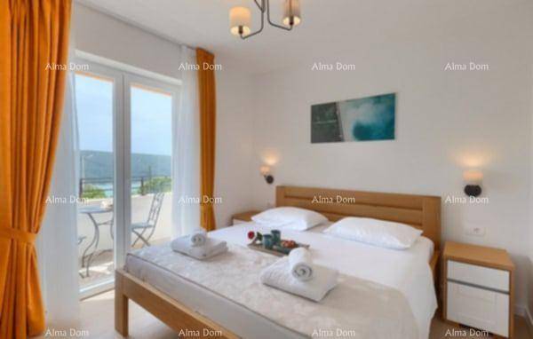 Helles Schlafzimmer mit Holzbett, weißen Laken und Balkonzugang mit schöner Aussicht.
