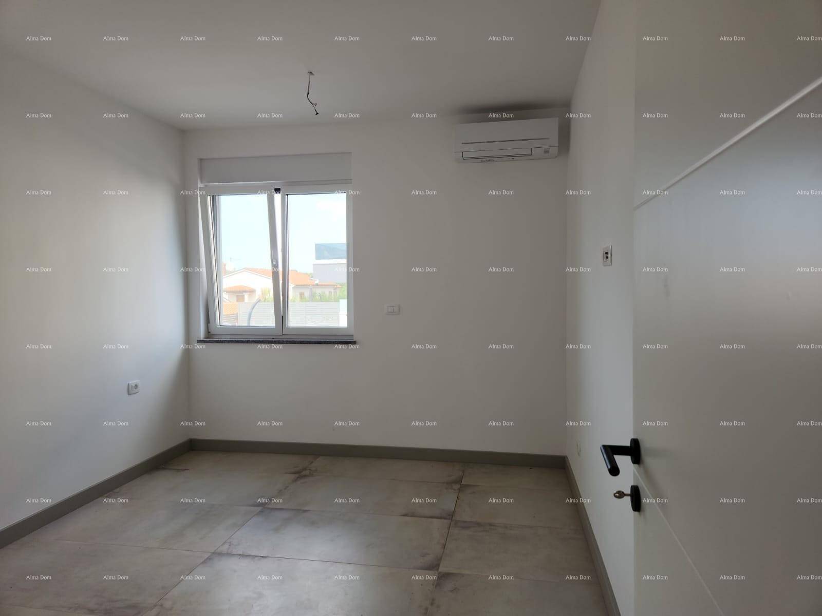 Leerer Raum mit Fenster und Fliesenboden, bereit für die individuelle Gestaltung und Nutzung.