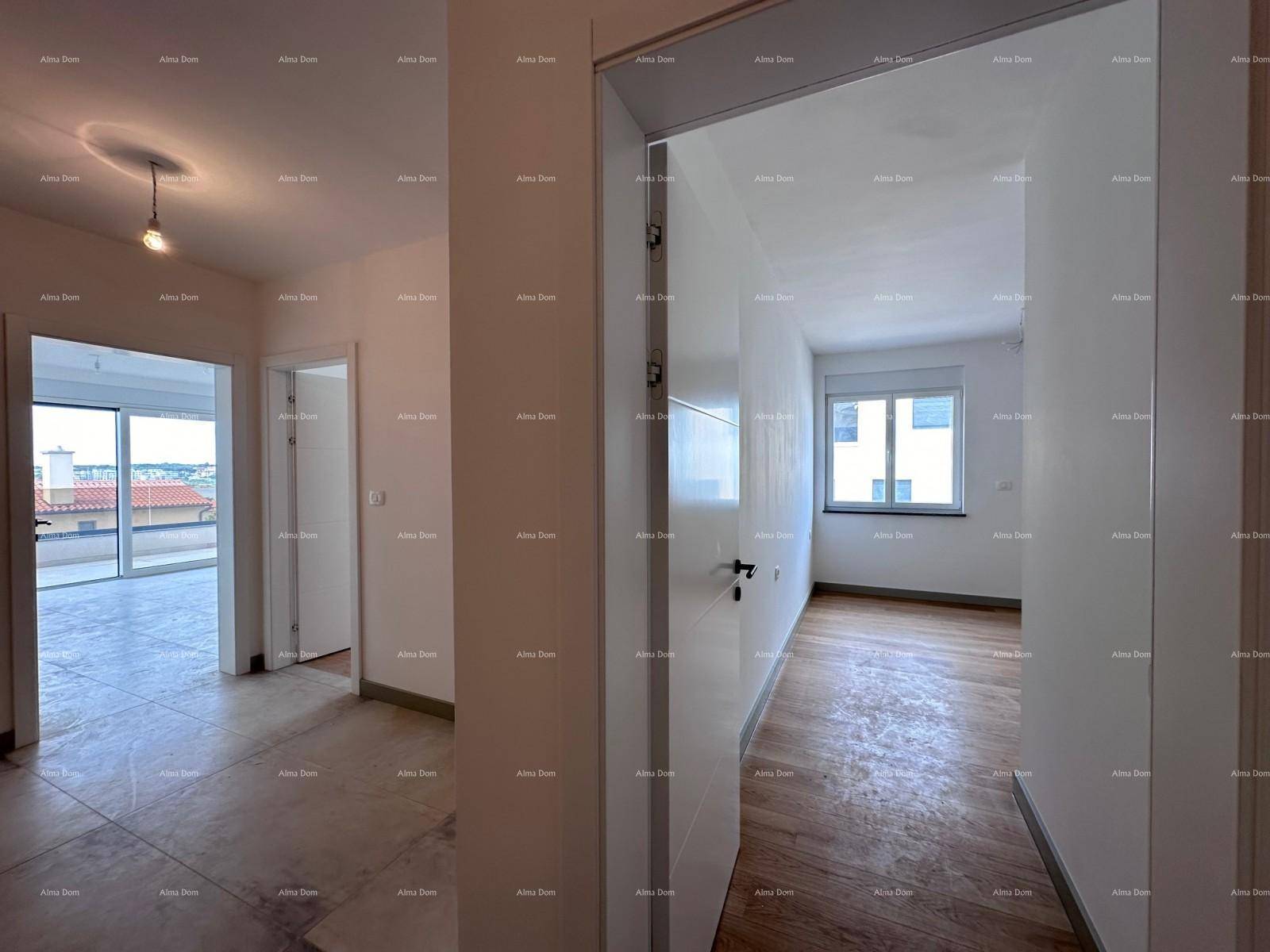 Heller Flur mit Fliesenboden, der zu einem Zimmer mit Balkonzugang und viel Tageslicht führt.