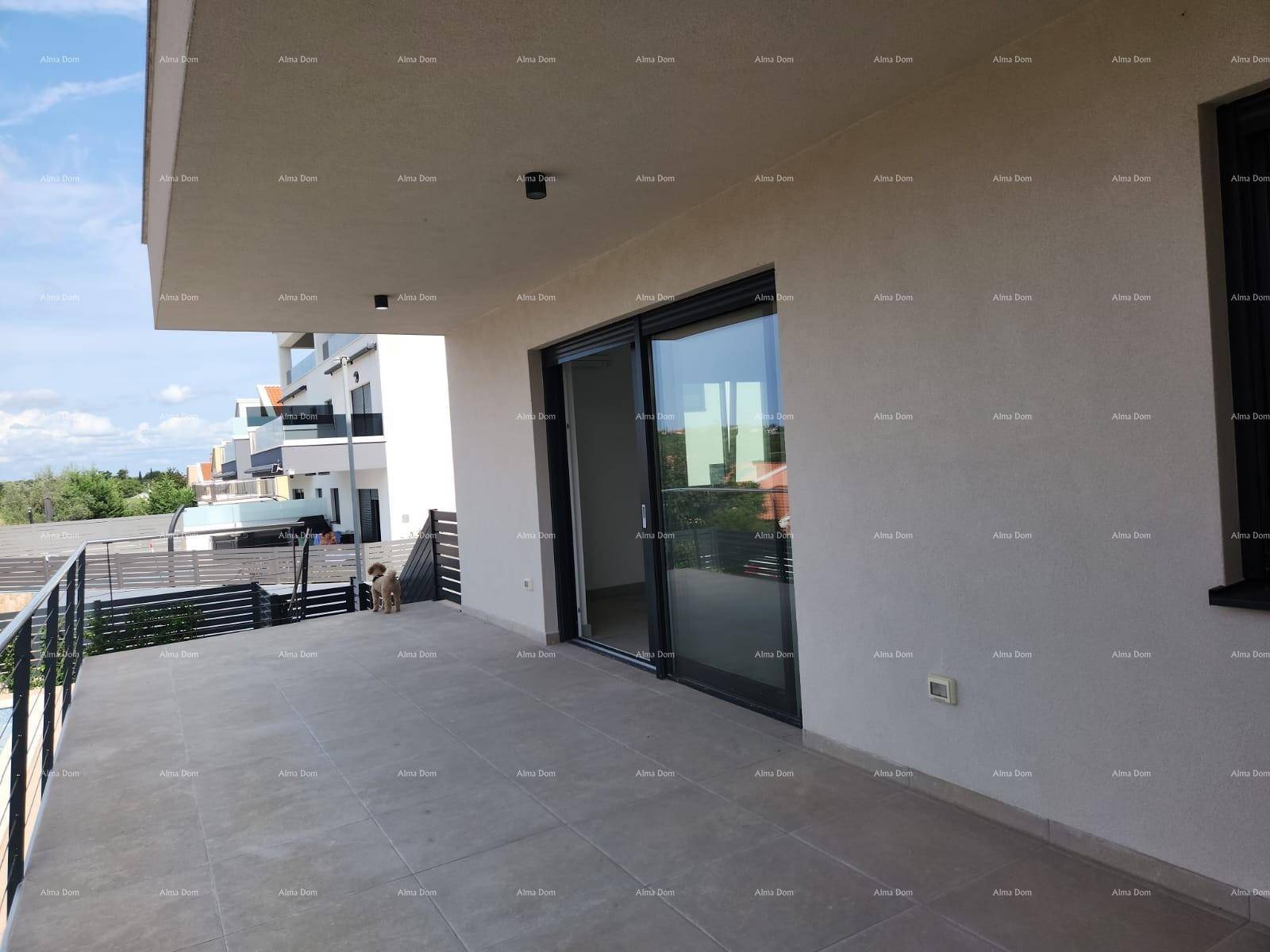Helle Terrasse mit Fliesenboden und Zugang zu den Innenräumen durch große Glasschiebetüren.
