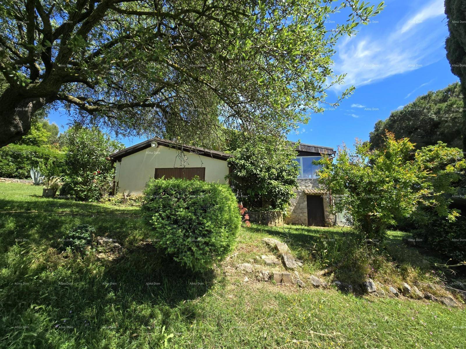 Garten mit einem Nebengebäude und üppiger Vegetation, bietet viel Platz im Freien.