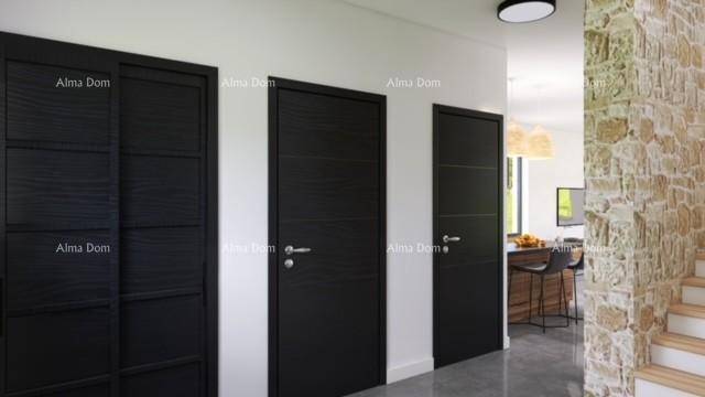 Moderner Flur mit mehreren schwarzen Türen und einer dekorativen Steinwand.