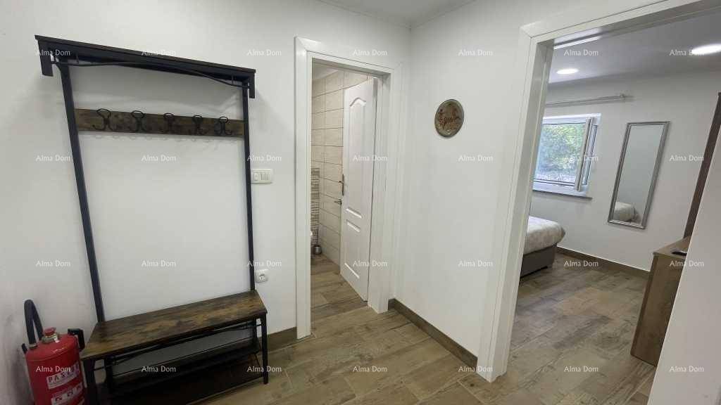 Flur mit Zugang zu einem modernen Badezimmer und einem gemütlichen Schlafzimmer.