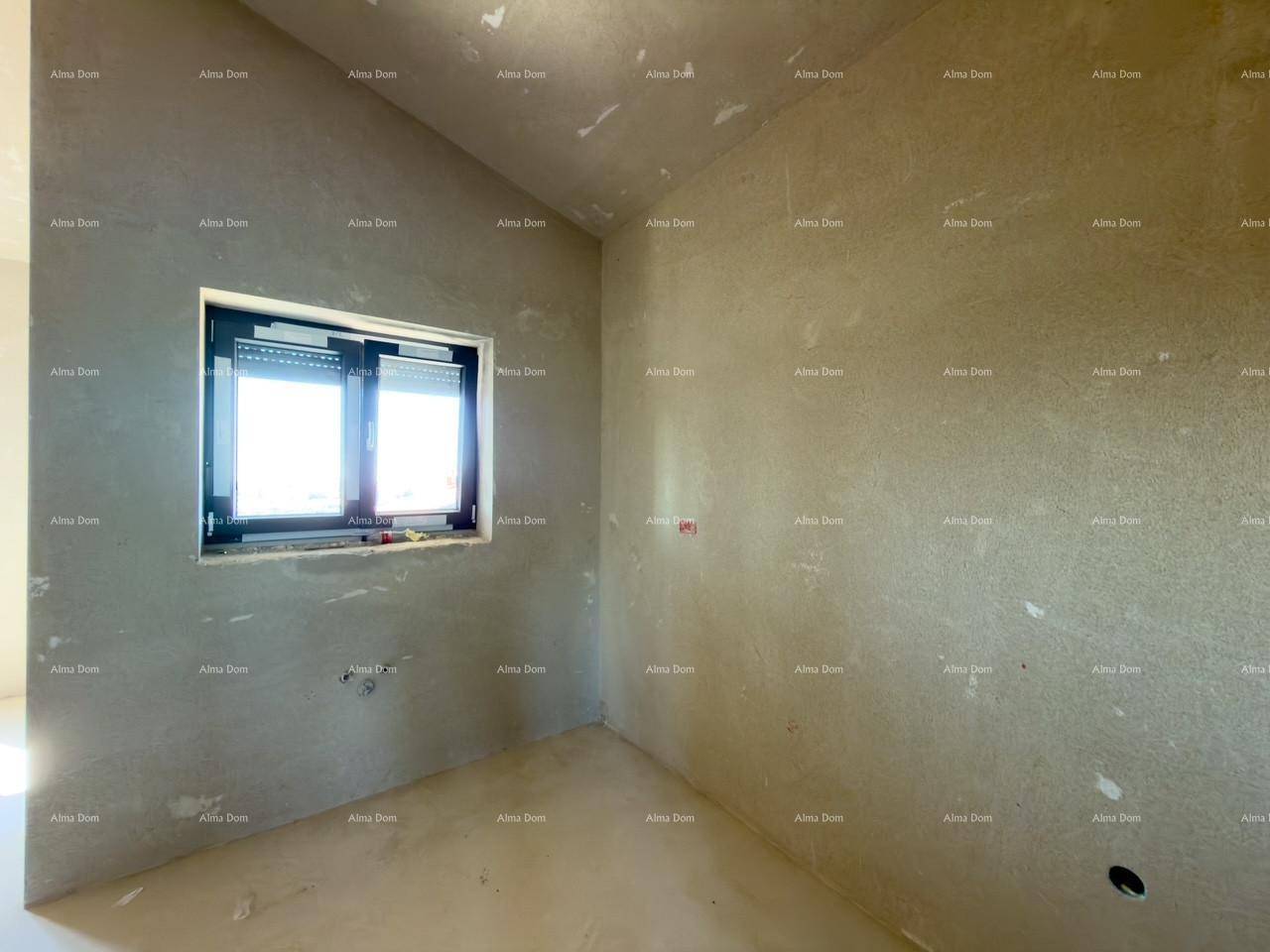 Unfertiger Raum in einem Neubau mit einem Fenster und vorbereiteten Anschlüssen an der Wand.