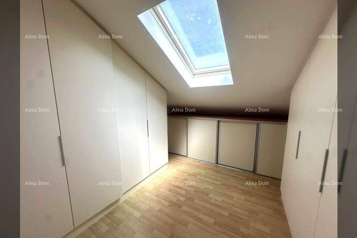 Raum mit Einbauschränken und Dachfenster, ideal als Ankleide oder Abstellraum.