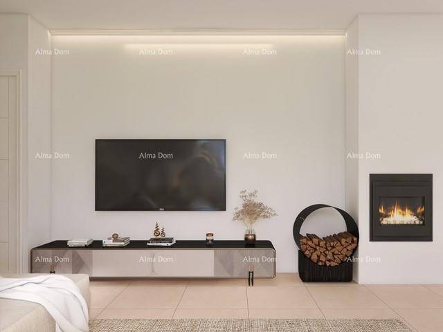 Wandbereich im Wohnzimmer mit integriertem Kamin, Fernseher und stilvoller Holzaufbewahrung.