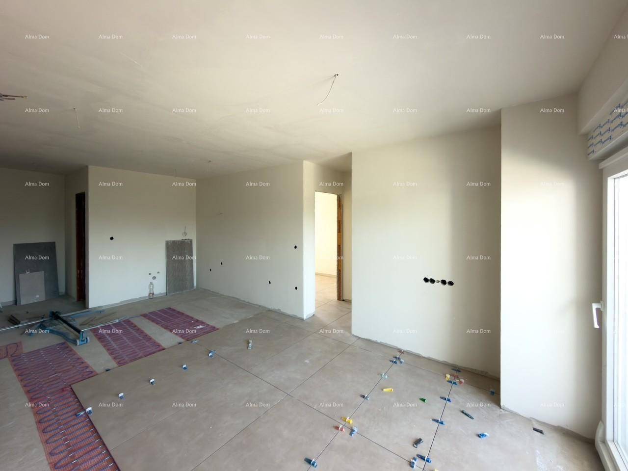 Unfertiger Wohnbereich mit Fliesenboden und vorbereiteten Installationen, der auf den weiteren Ausbau wartet.