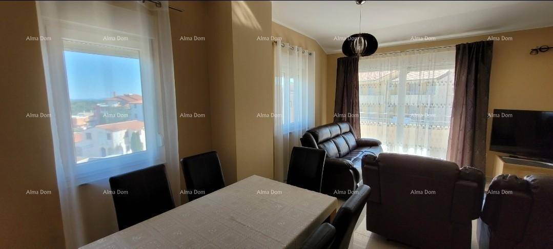 Wohnbereich mit Ledersofa und Esstisch, der durch die großen Fenster viel Tageslicht erhält.