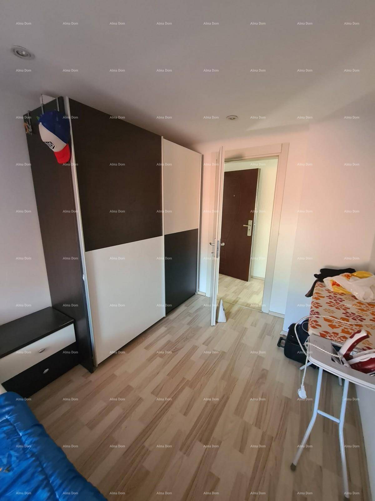 Schlafzimmer mit großem Kleiderschrank, Laminatboden und ausreichend Platz für persönliche Gegenstände.
