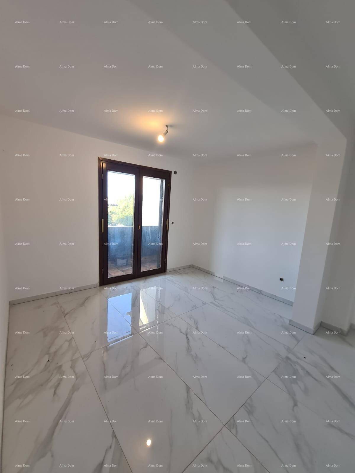 Heller, unmöblierter Raum mit glänzenden Fliesen und direktem Zugang zur Terrasse.
