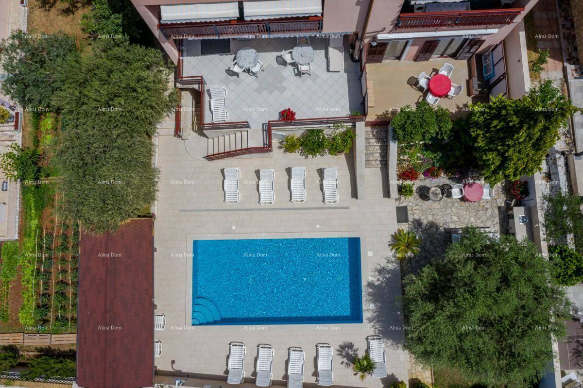Vogelperspektive des Anwesens mit großem Swimmingpool, Sonnenterrassen und Gartenbereichen.