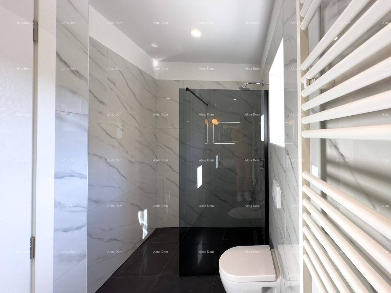 Modernes Badezimmer mit begehbarer Dusche, wandhängendem WC und stilvollen Fliesen.
