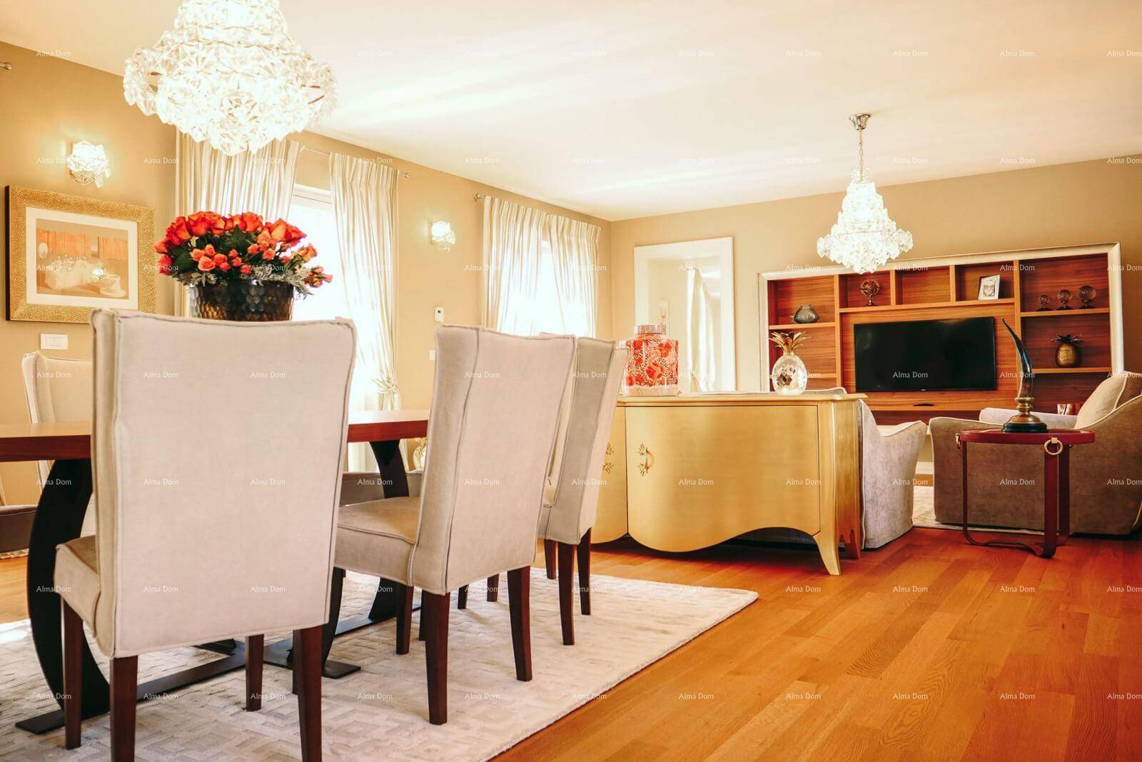 Heller Essbereich mit rundem Holztisch und Übergang zum gemütlichen Wohnzimmer.