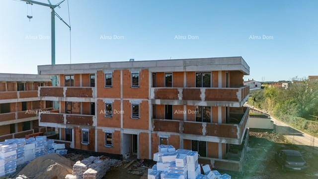 Neubau im Rohbauzustand mit sichtbaren Ziegelwänden und bereits installierten Fenstern.