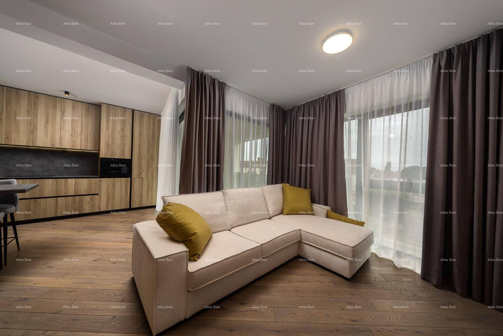 Heller Wohn-Essbereich mit beigem Ecksofa, Holzboden und großen Fenstern.