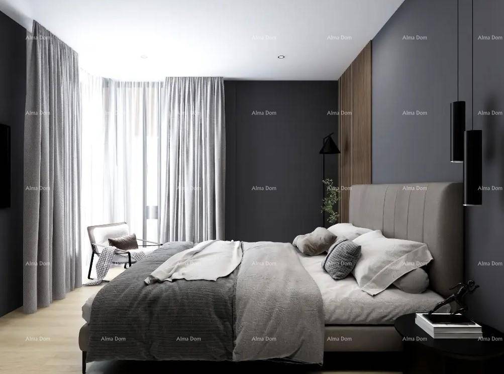 Geräumiges Schlafzimmer mit großem Bett, Vorhängen und dunklen Wänden für eine gemütliche Atmosphäre.