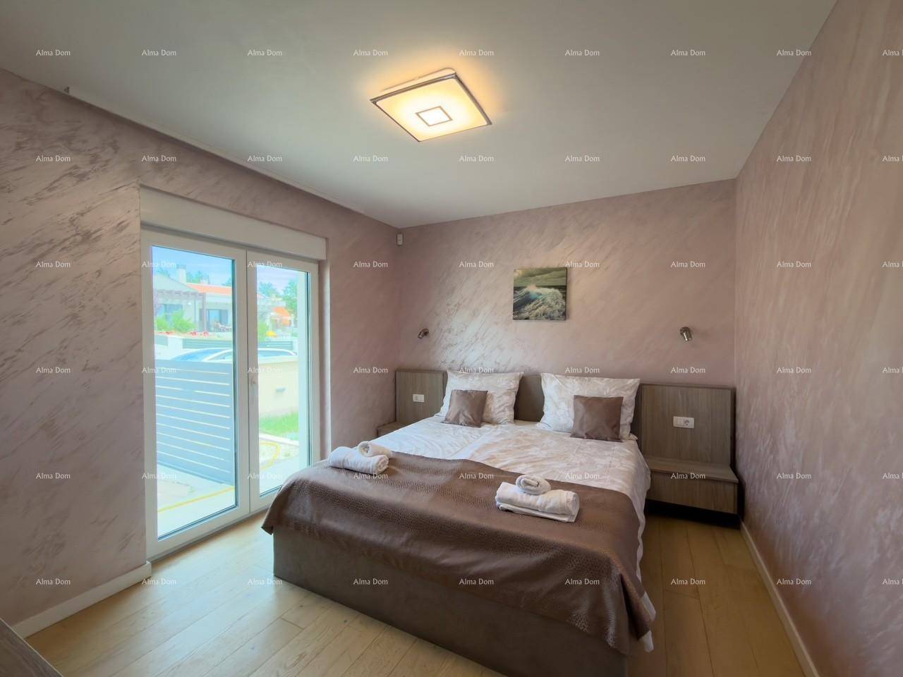 Gemütliches Schlafzimmer mit Doppelbett, Holzboden und Zugang zur Terrasse.