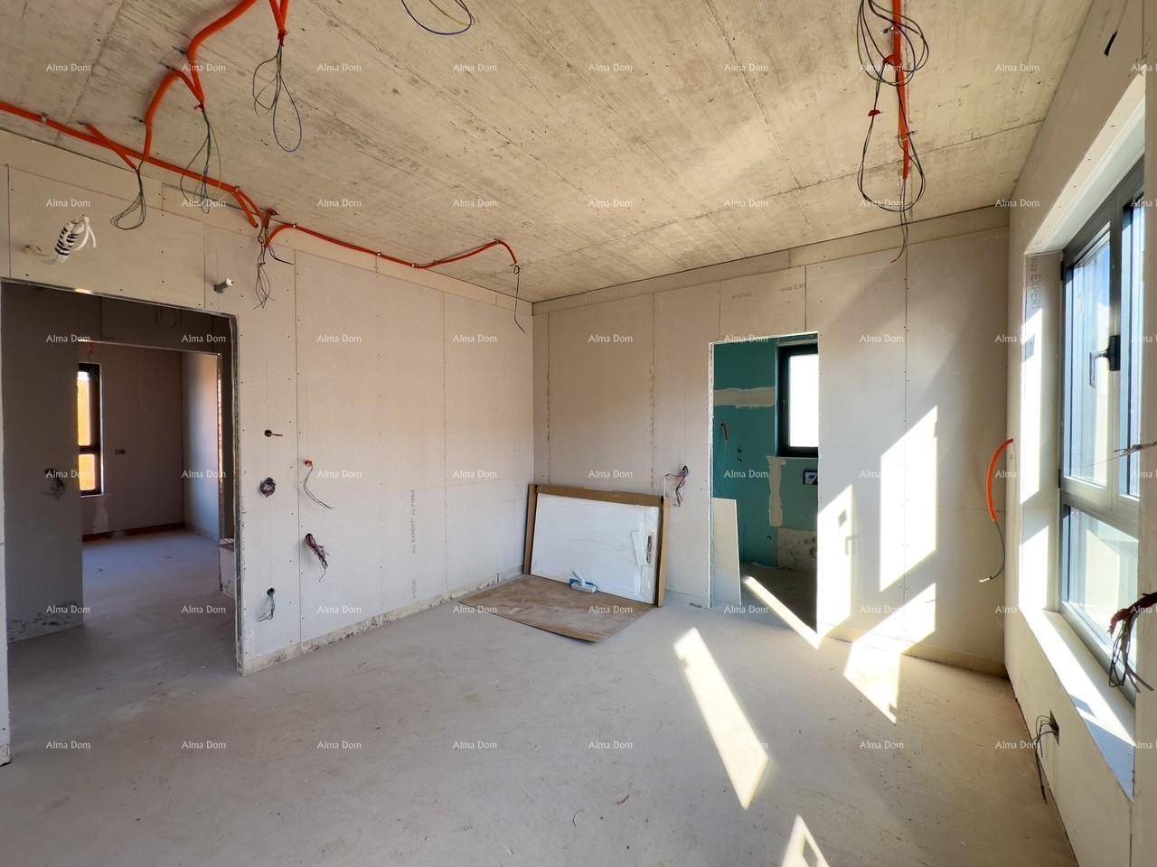 Heller Rohbau-Raum mit Fenstern und einer Türöffnung, bereit für den Innenausbau.