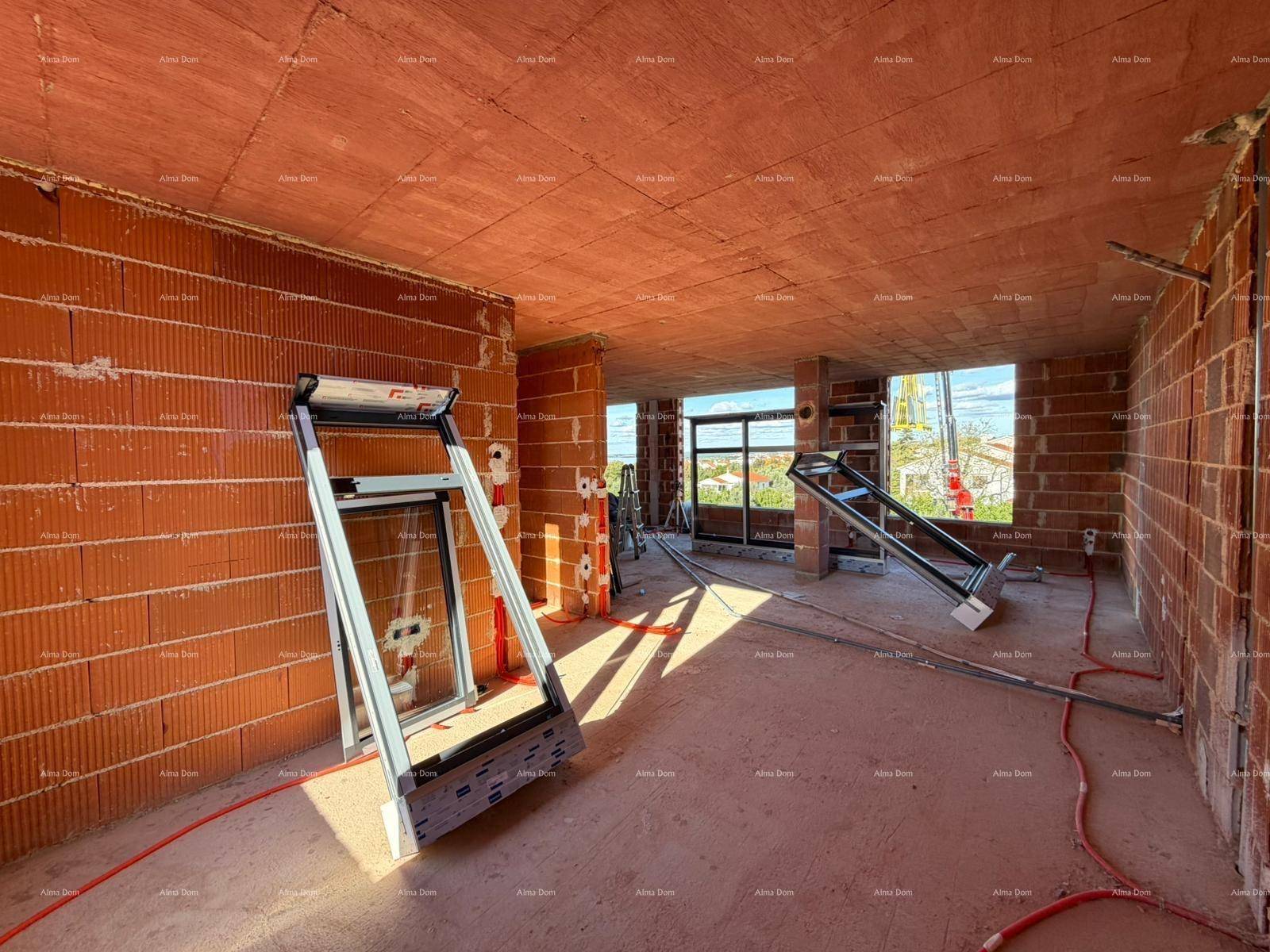 Geräumiger Wohnbereich im Rohbau mit großen Fensteröffnungen und viel Tageslicht.