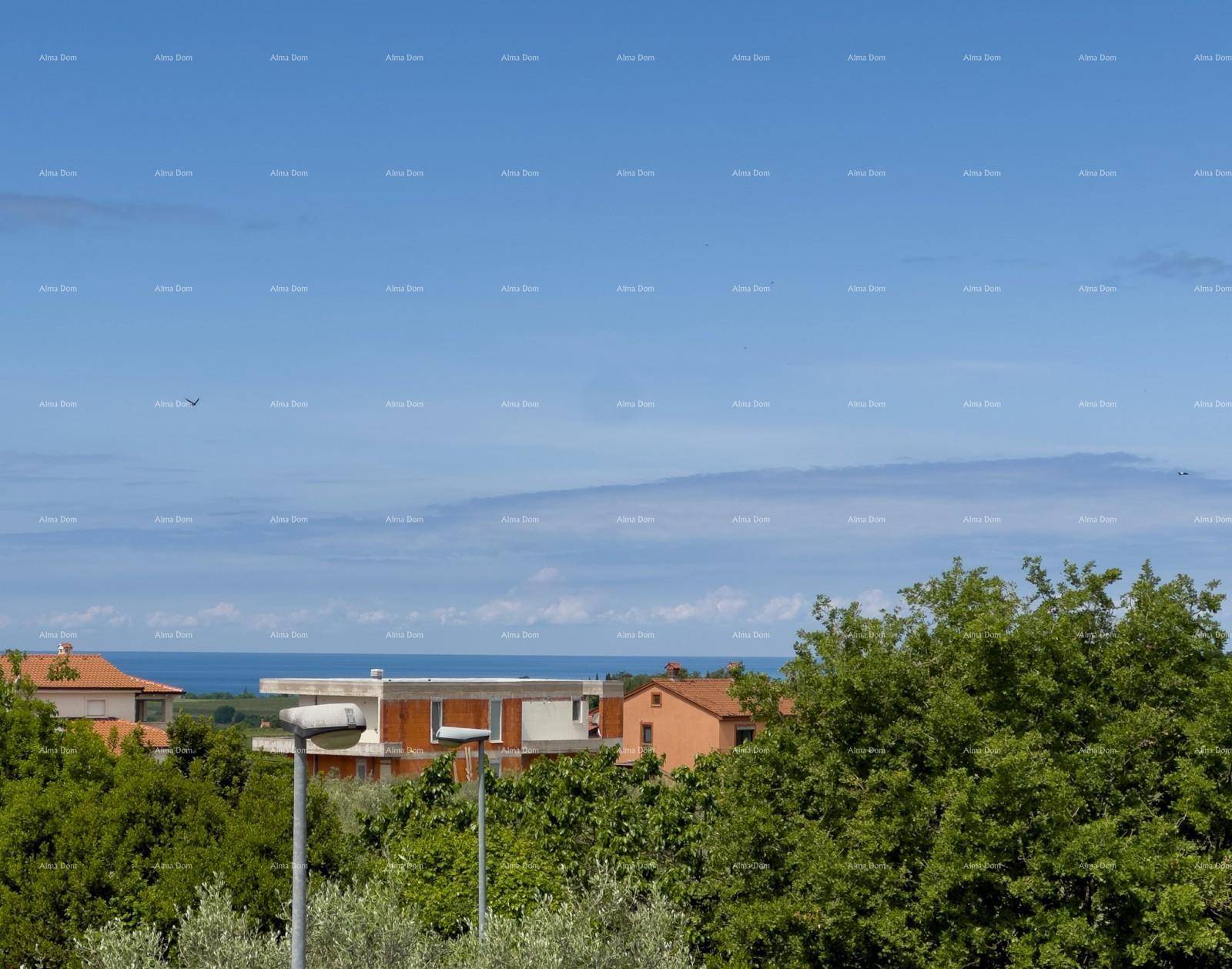 Panoramablick auf das Meer über Baumwipfel und Dächer in der Ferne.