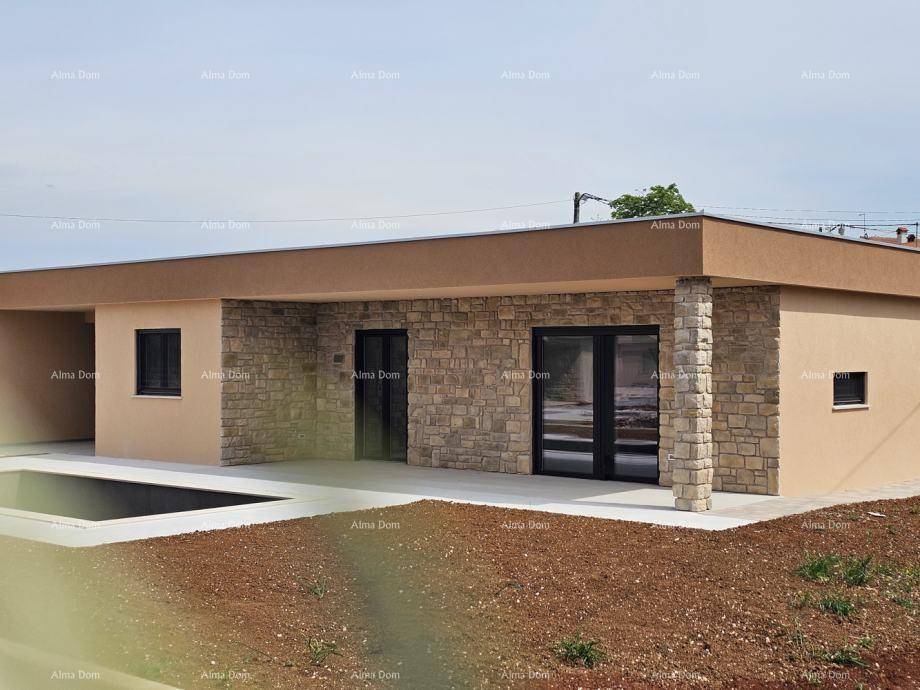 Ansicht des modernen Hauses mit Steindetails und einem kleinen Poolbereich im Vordergrund.