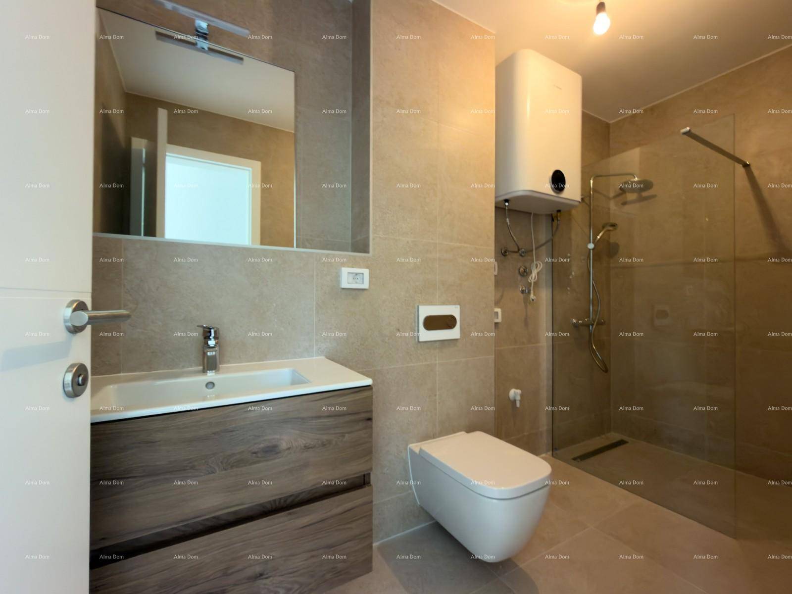 Modernes Badezimmer mit beigefarbenen Fliesen, wandhängendem WC und ebenerdiger Dusche.