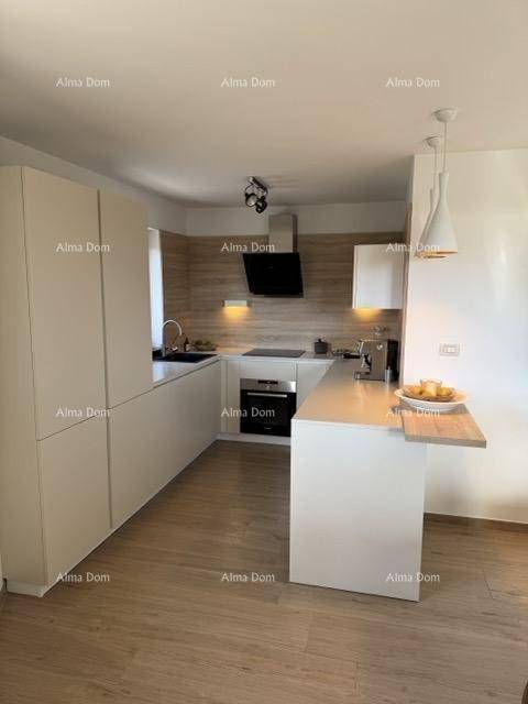 Moderne weiße Küche mit integrierten Geräten, Holzdetails und einer praktischen Frühstücksbar.