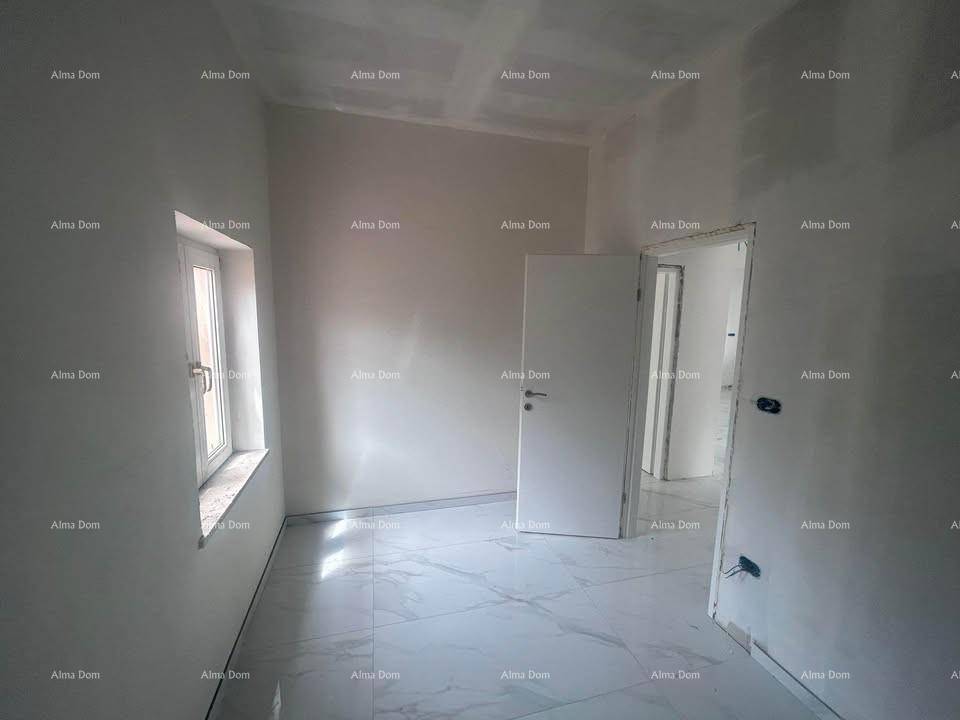 Unmöblierter Raum im Rohbau mit Marmorboden und weiß gestrichenen Wänden, ideal als Schlafzimmer.