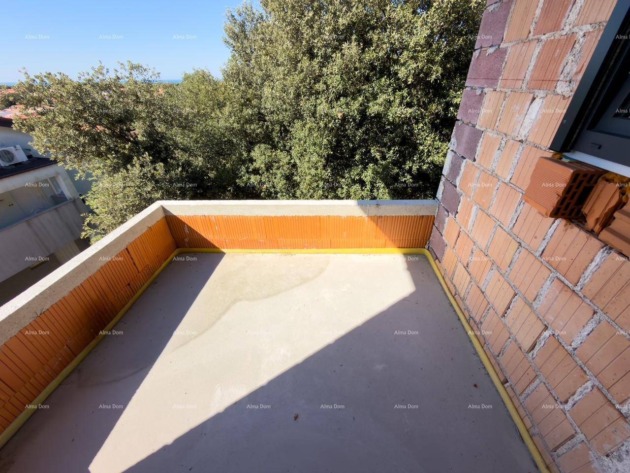 Unfertiger Balkon mit Ziegelwänden und Betonboden, bereit für den weiteren Ausbau.