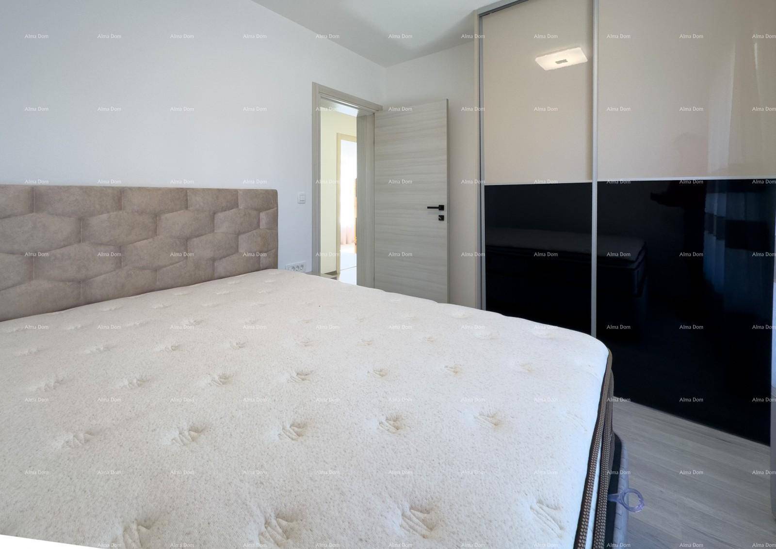 Schlafzimmer mit großem Bett und modernem Einbauschrank, der viel Stauraum bietet.