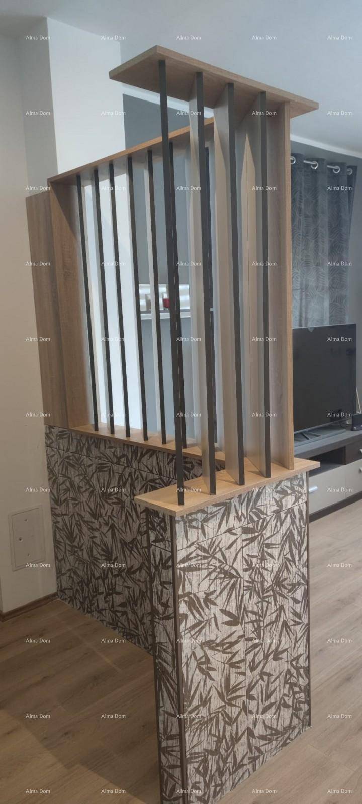 Dekorativer Raumteiler mit Holz- und Metallelementen, der den Wohnbereich strukturiert.