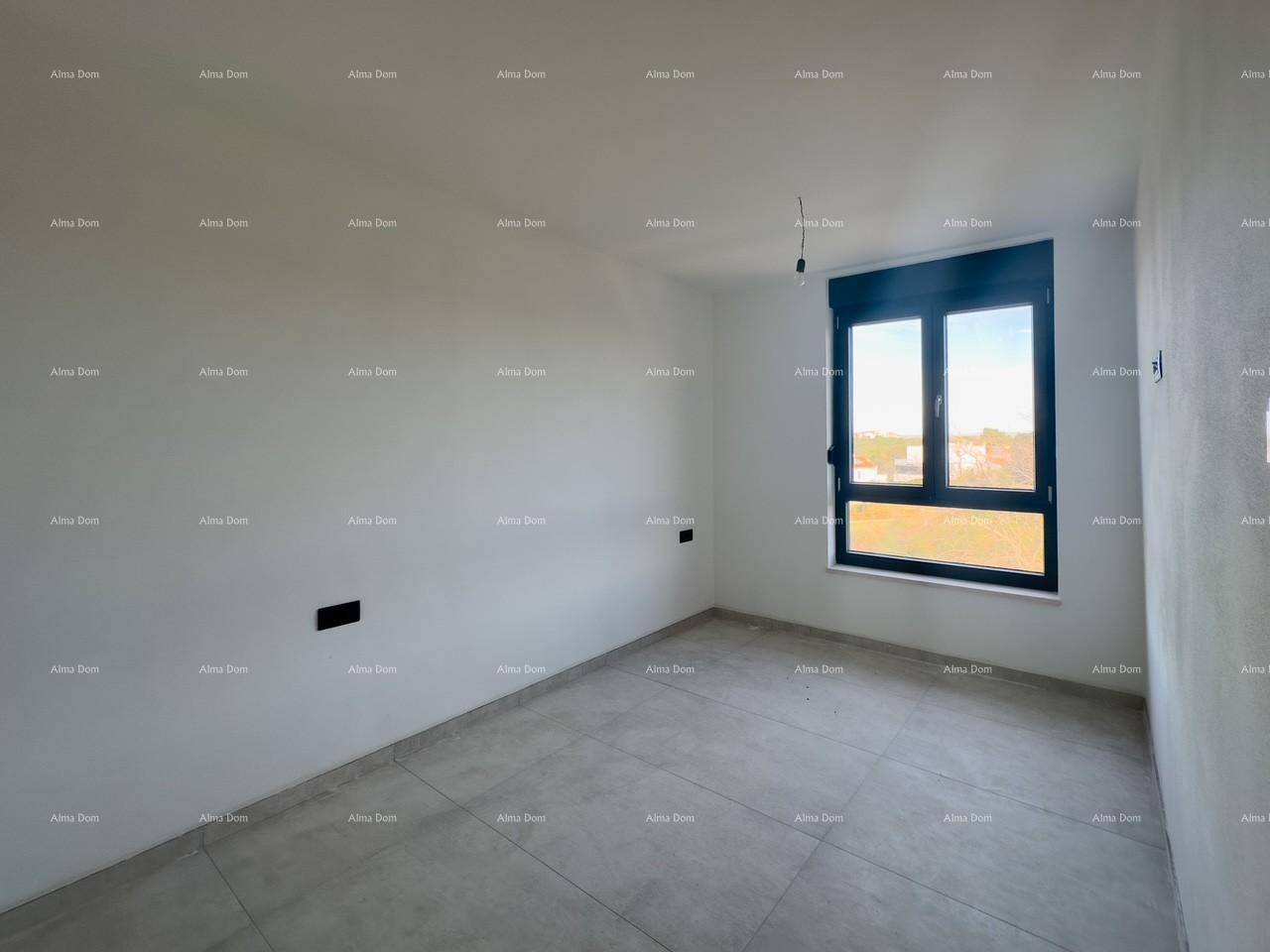 Geräumiges, unfertiges Schlafzimmer mit großem Fenster und hellem Fliesenboden.