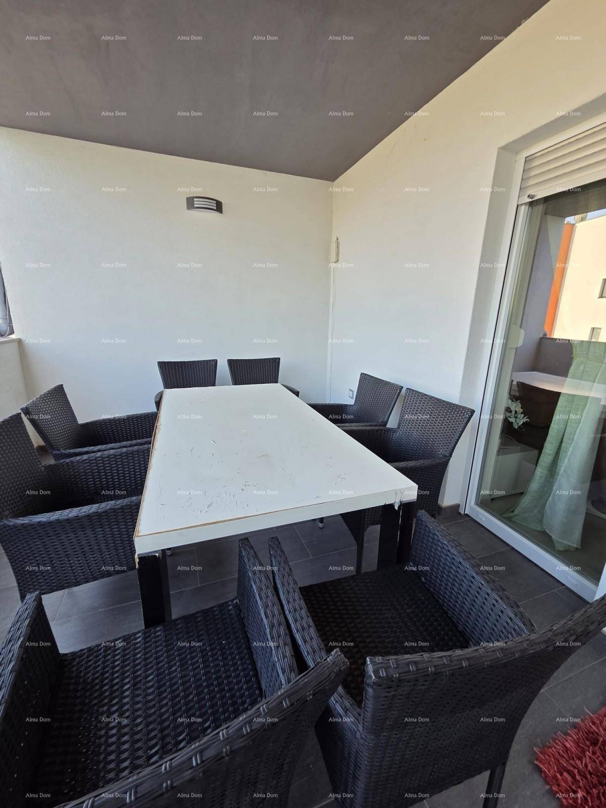 Überdachter Balkon mit Esstisch und Stühlen, ideal für Mahlzeiten im Freien mit Aussicht.