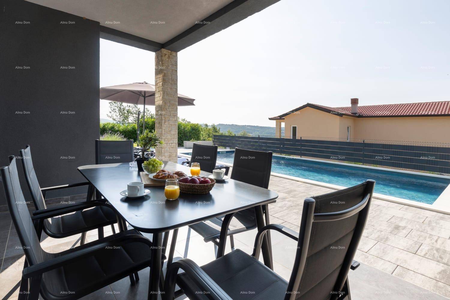 Gemütlicher Essbereich auf der überdachten Terrasse mit Blick auf den Swimmingpool.