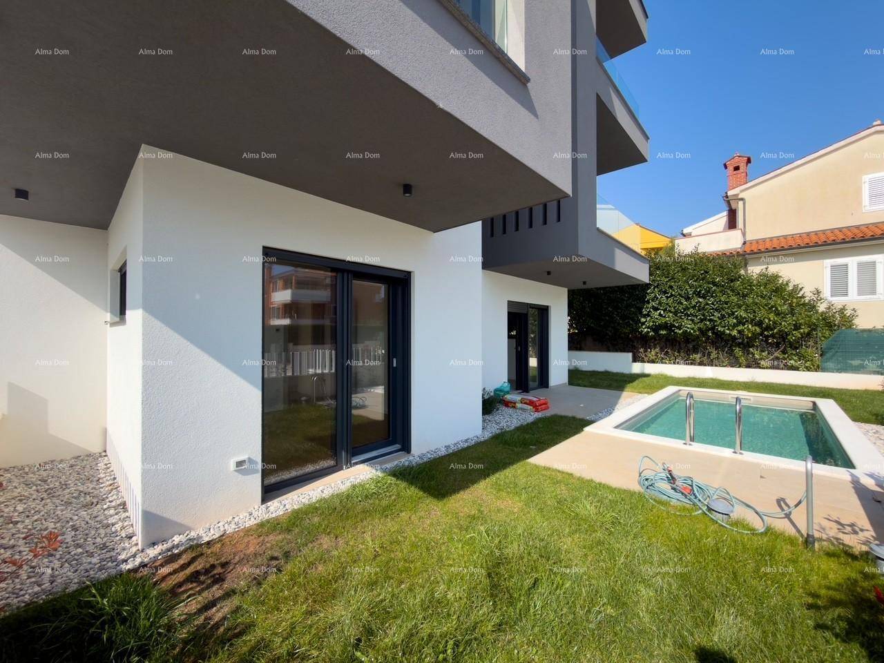 Seitlicher Blick auf die moderne Wohnanlage mit kleinem Pool und Zugang zu den Innenräumen.