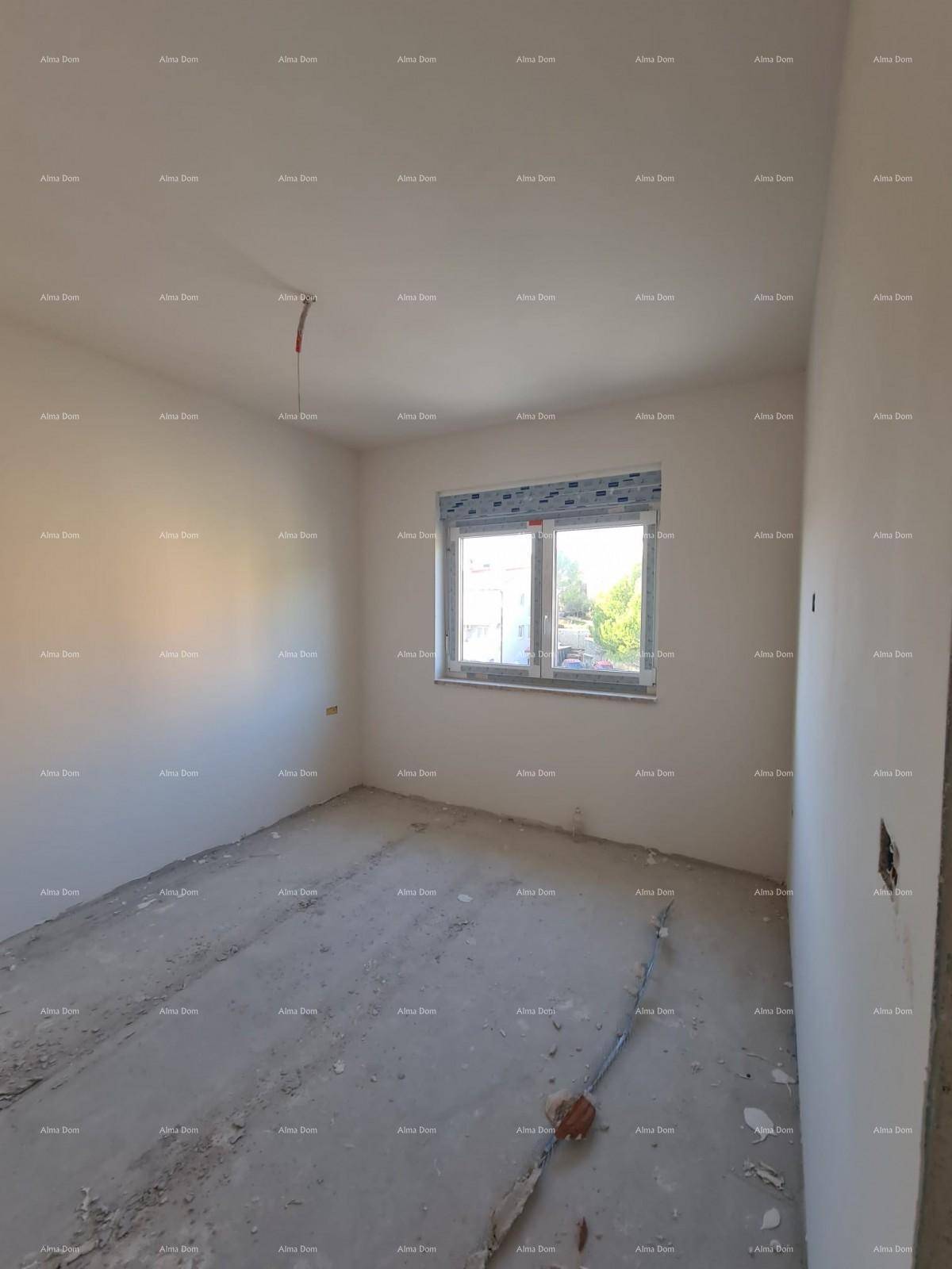 Kleinerer Raum im Rohbau mit Fenster, ideal als Schlaf- oder Arbeitszimmer.