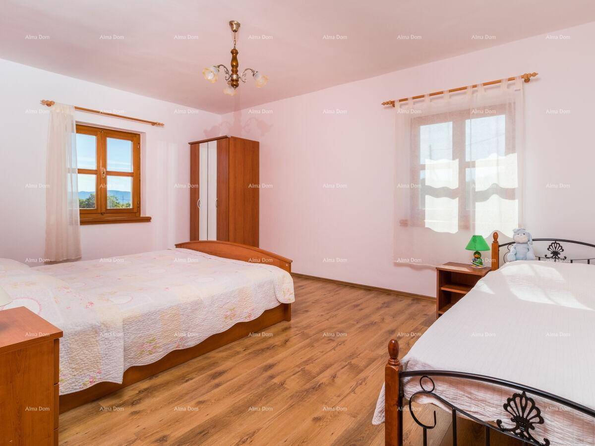 Geräumiges Schlafzimmer mit Holzboden, zwei Betten und Blick auf die Landschaft.