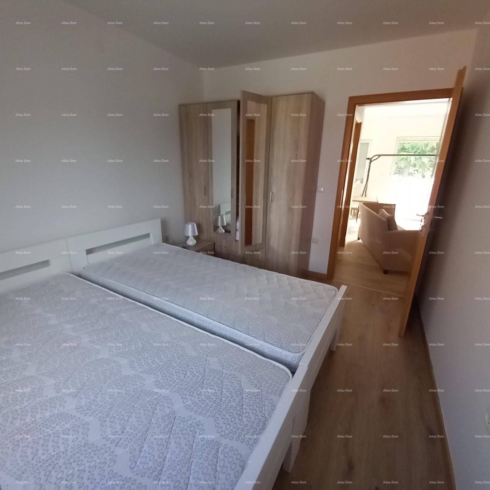 Gemütliches Schlafzimmer mit zwei Betten, Holzfußboden und einem Spiegelschrank, mit Zugang zu einem anderen Raum.