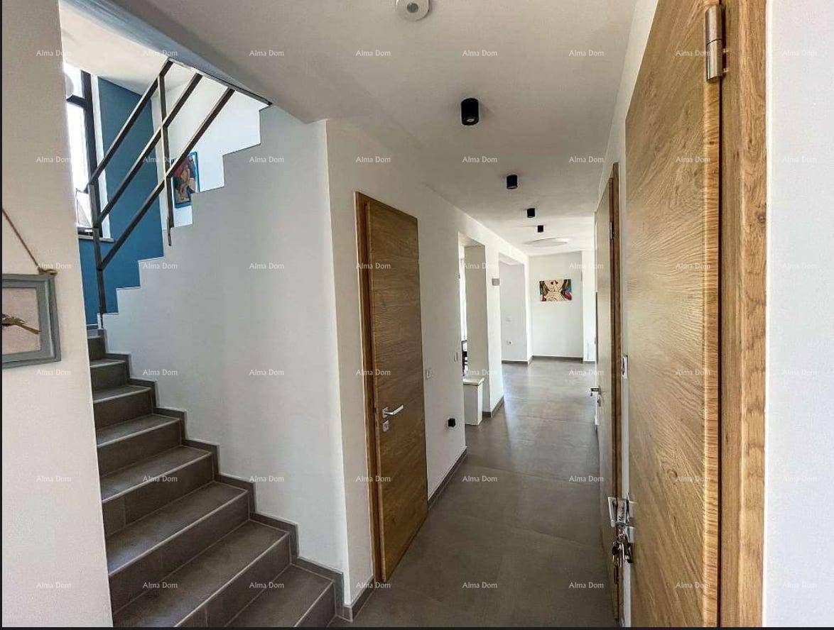Heller Flur mit moderner Treppe, Fliesenboden und Holztüren.