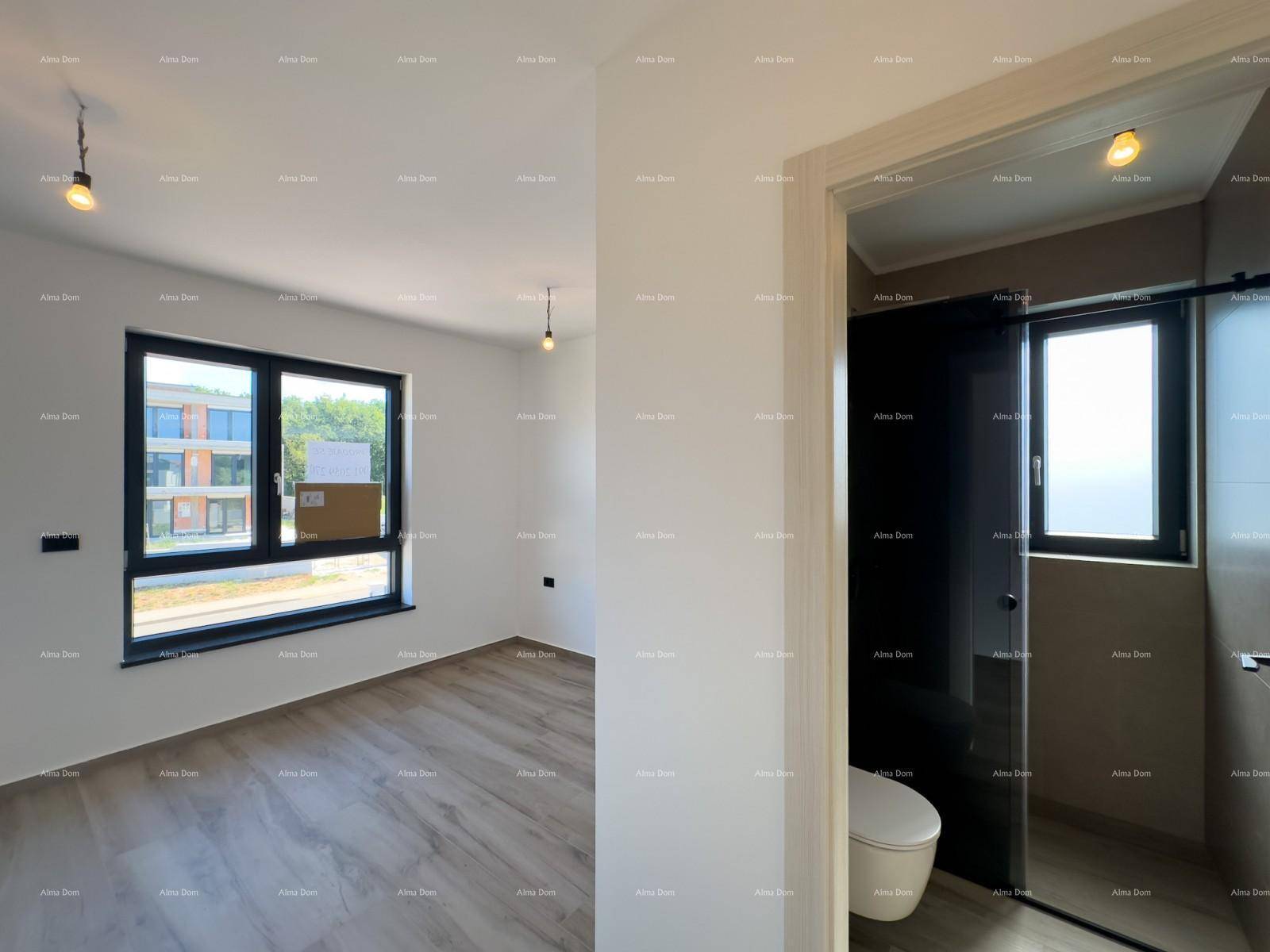 Schlafzimmer mit Holzoptik-Boden und direktem Zugang zu einem modernen Badezimmer.