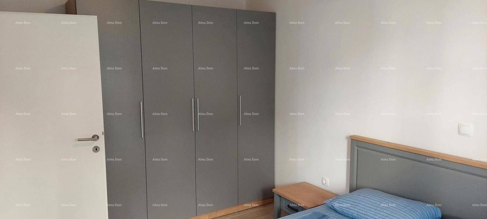Schlafzimmer mit Doppelbett und großem, modernem Kleiderschrank in Grau.