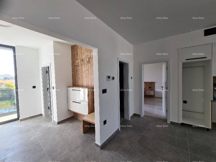 Heller Eingangsbereich mit Holzakzenten, integrierter Garderobe und Zugang zu weiteren Räumen.