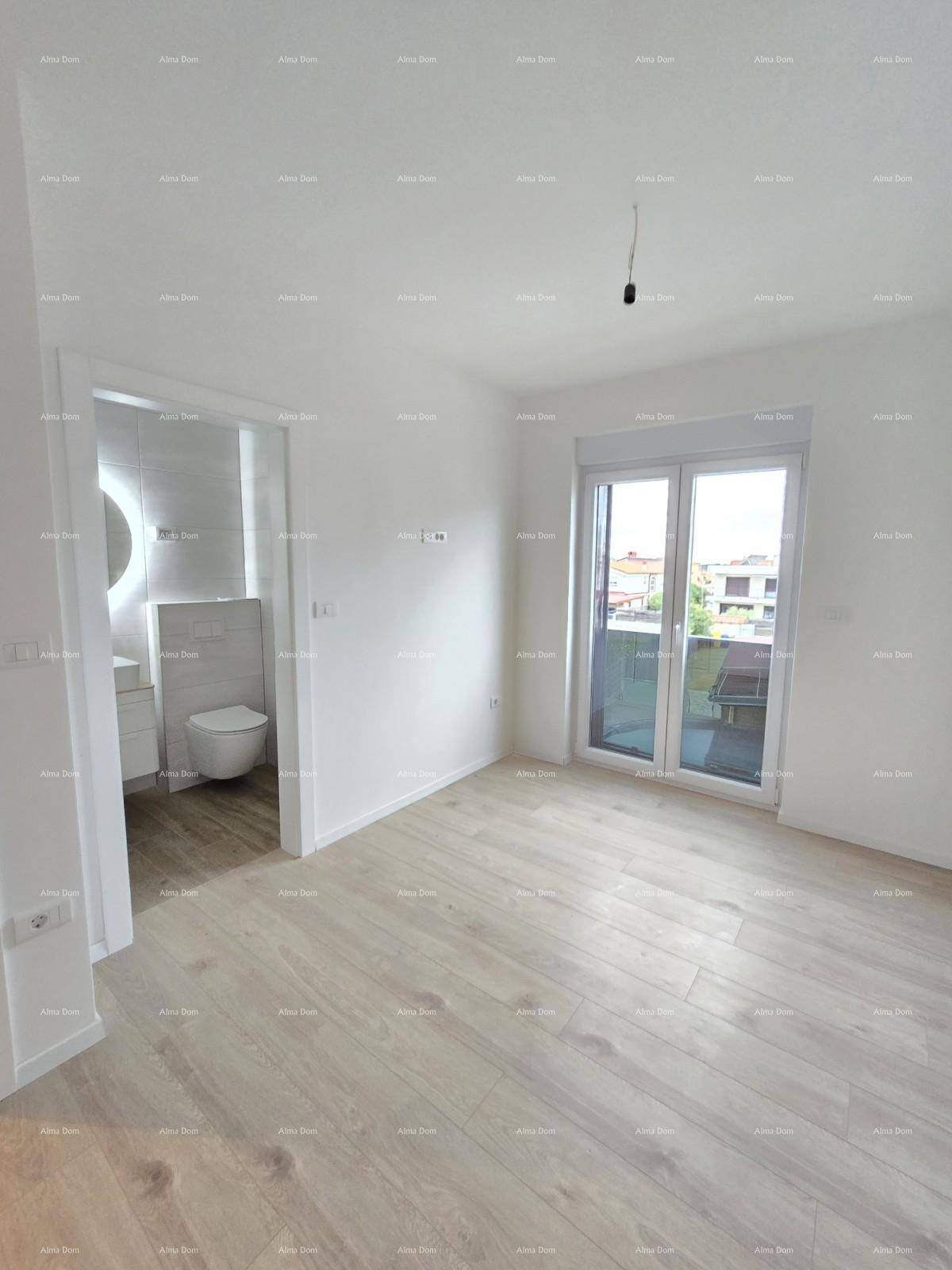 Geräumiger, heller Raum mit Laminatboden und Blick auf ein angrenzendes, modernes Badezimmer.