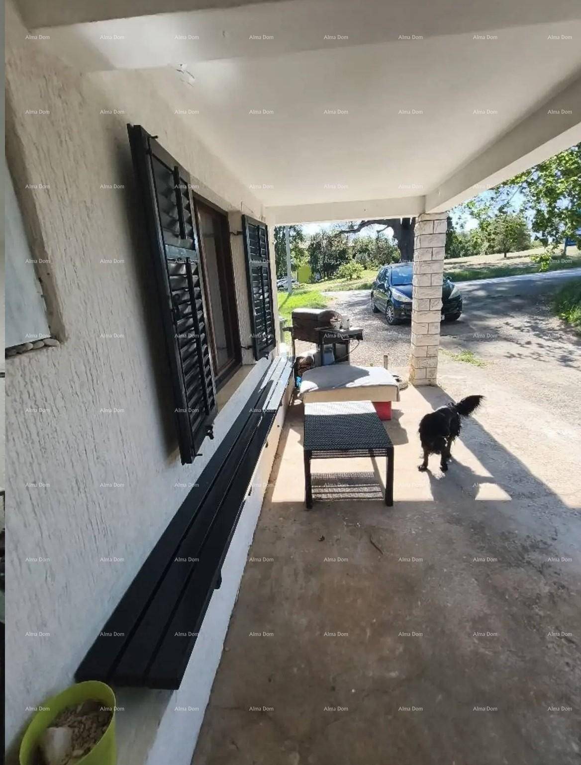 Überdachte Terrasse mit Sitzgelegenheiten und Blick ins Grüne, ideal zum Entspannen im Freien.
